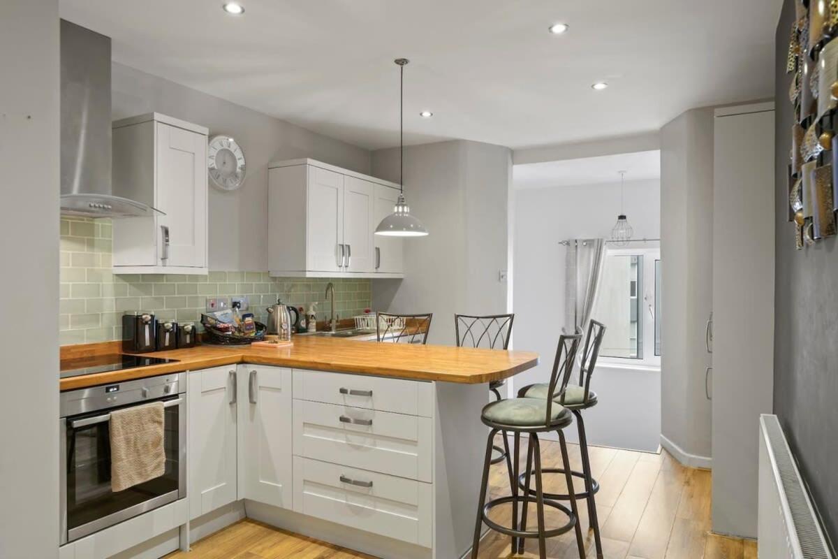 Modern Flat On The W Private Parking Plymouth