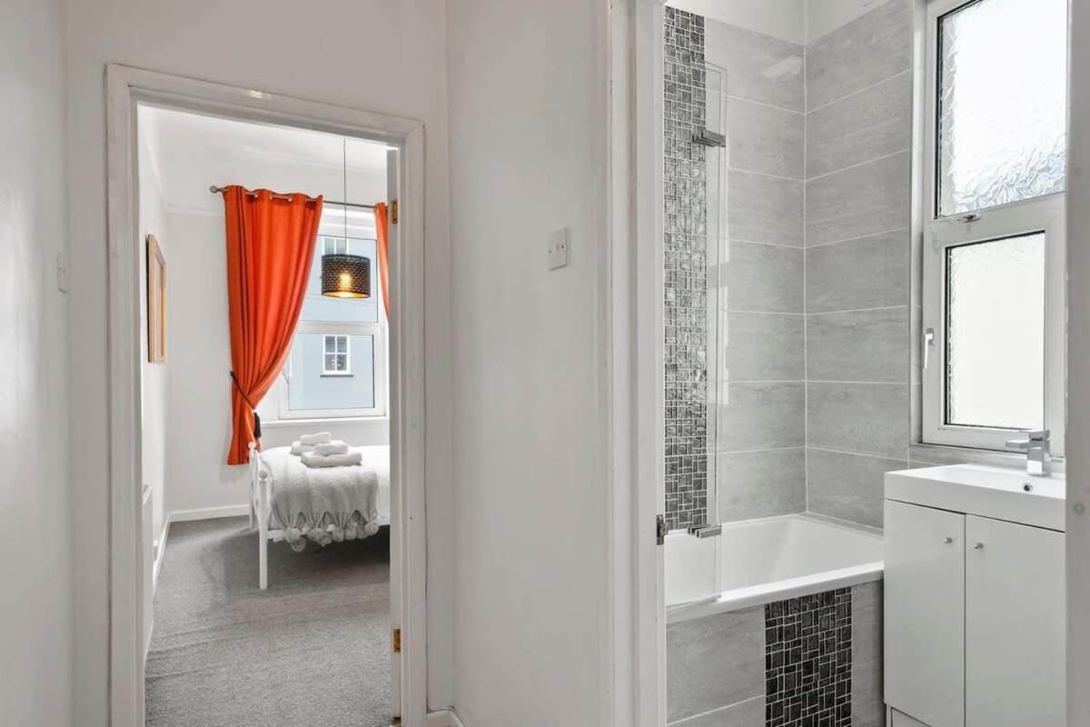 Modern Flat On The W Private Parking Apartment