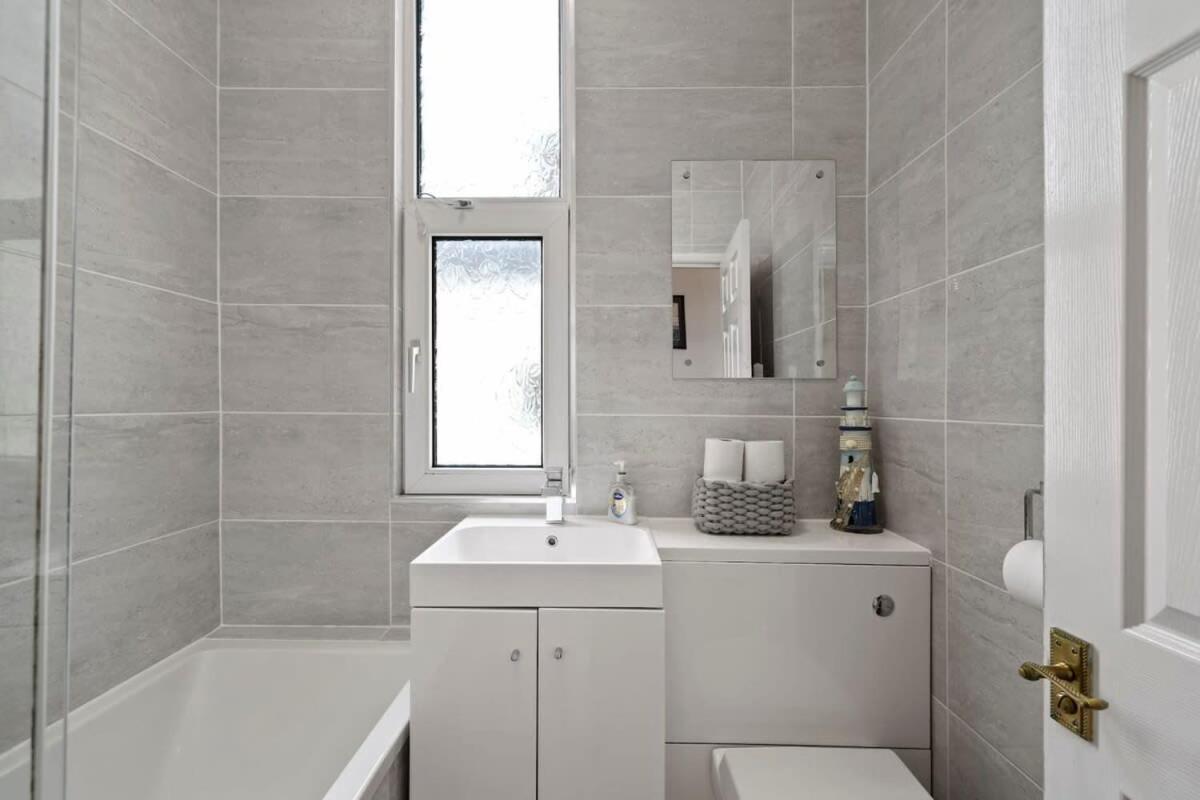 Modern Flat On The W Private Parking Apartment