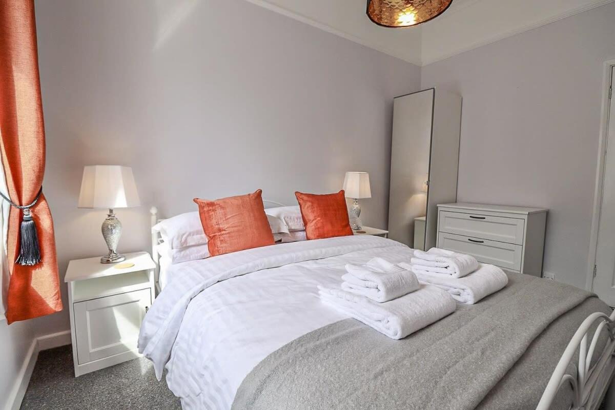 Modern Flat On The W Private Parking Apartment